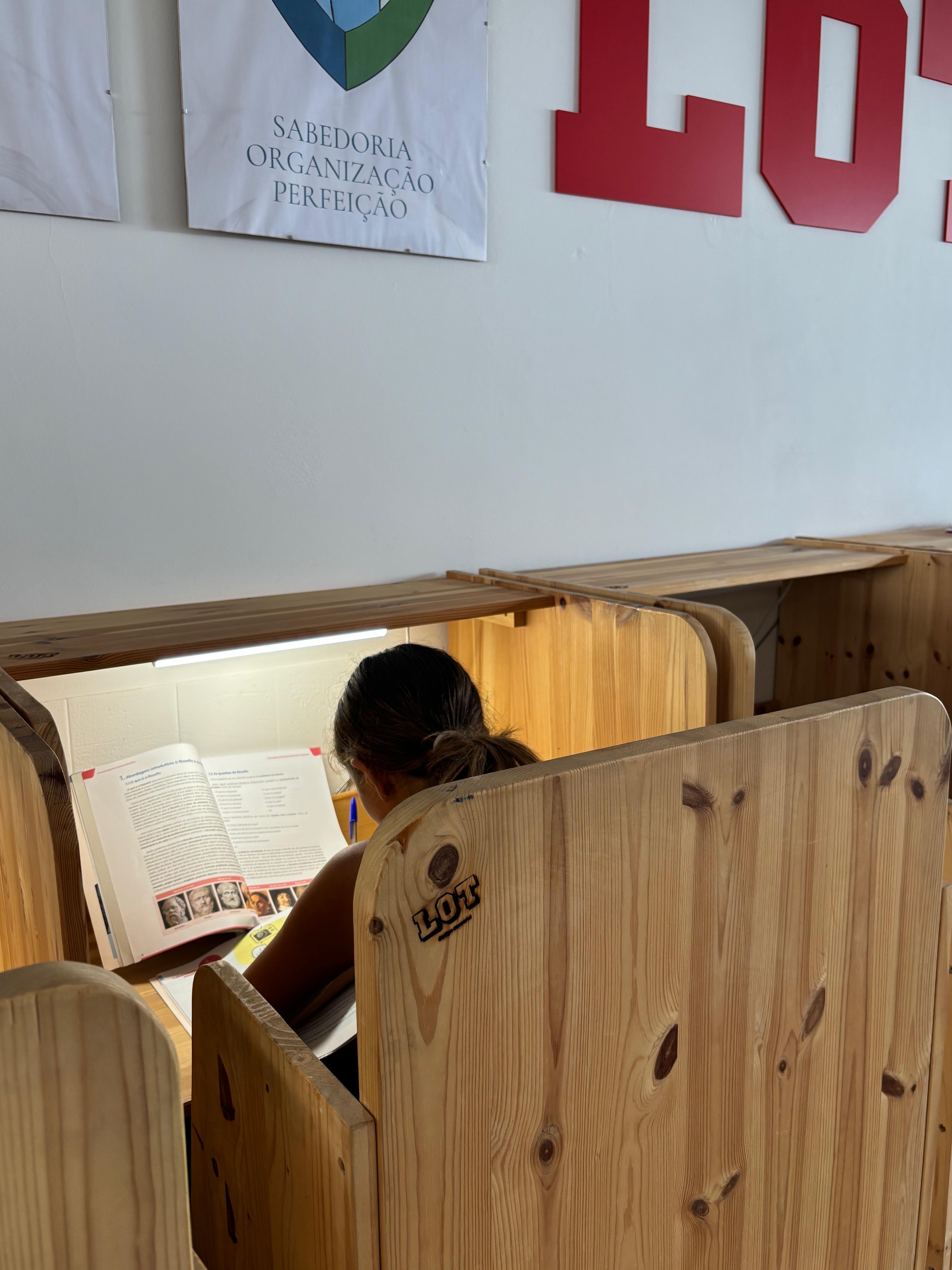 Adulto e jovem a organizar caminhos de desenvolvimento
